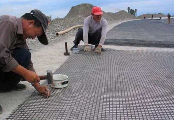 玻纖土工格柵鋪設(shè)方法